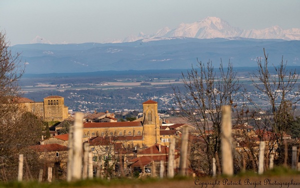 Village des Pierres Dorées, avec vue sur le Mont Blanc, Beaujolais sud