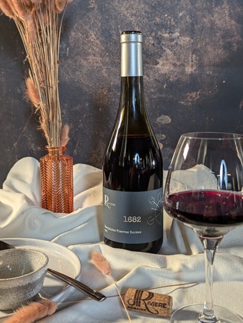 Bouteille personnalisée 1682 du Domaine JP Riviere avec un verre de vin rouge, idée cadeau vigneron en Beaujolais